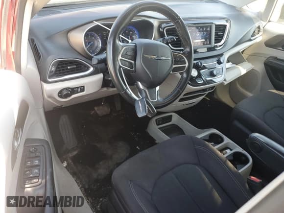 ✅ 2020 Chrysler Voyager LX • VIN: 2C4RC1CG9LR107782 • Лот: 71768785. Опубликован ранее на Copart с пробегом 52 300 миль. Бесплатный доступ к архиву аукционных продаж из США и подробный отчёт об истории автомобиля на DreamBid. Изображение 8.