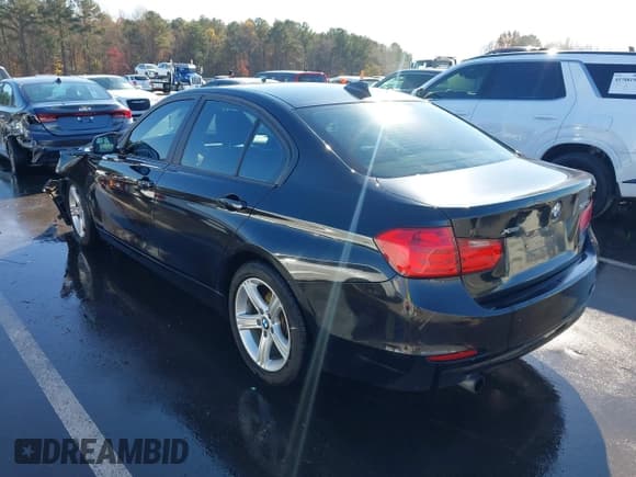 ✅ 2015 BMW 3 Series 320i xDrive • VIN: WBA3C3G58FNS74921 • Lot: 43727850. Wystawiony na IAAI z przebiegiem 103 152 mil. Bezpłatny archiwum sprzedaży aukcyjnych z USA i szczegółowy raport historii pojazdu na DreamBid. Zdjęcie 3.