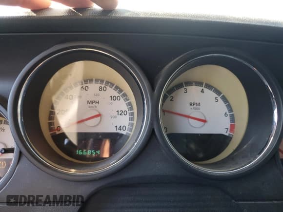 ✅ 2010 Dodge Challenger SE • VIN: 2B3CJ4DV5AH166651 • Lot: 42589465. Wystawiony na Copart z przebiegiem 166 854 mil. Bezpłatny archiwum sprzedaży aukcyjnych z USA i szczegółowy raport historii pojazdu na DreamBid. Zdjęcie 9.