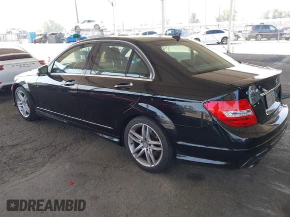 ✅ 2013 Mercedes-Benz C 250 Sport • VIN: WDDGF4HB7DR293834 • Lot: 42737553. Wystawiony na IAAI z przebiegiem 204 893 mil. Bezpłatny archiwum sprzedaży aukcyjnych z USA i szczegółowy raport historii pojazdu na DreamBid. Zdjęcie 3.