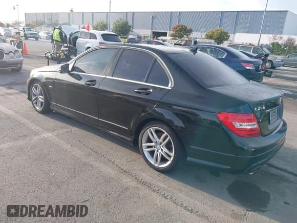 ✅ 2012 Mercedes-Benz C 250 Sport • VIN: WDDGF4HB6CR202275 • Lot: 43827044. Wystawiony na IAAI z przebiegiem 106 508 mil. Bezpłatny archiwum sprzedaży aukcyjnych z USA i szczegółowy raport historii pojazdu na DreamBid. Zdjęcie 3.