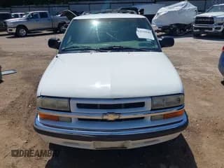 ✅ 1999 Chevrolet Blazer LS • VIN: 1GNCS13W8X2164714 • Lot: 42239549. Wystawiony na IAAI z przebiegiem 233 439 mil. Bezpłatny archiwum sprzedaży aukcyjnych z USA i szczegółowy raport historii pojazdu na DreamBid. Zdjęcie 6.
