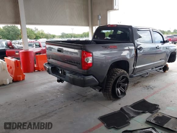 ✅ 2018 Toyota Tundra SR5 • VIN: 5TFDW5F10JX687521 • Lot: 43216895. Wystawiony na IAAI z przebiegiem 107 616 mil. Bezpłatny archiwum sprzedaży aukcyjnych z USA i szczegółowy raport historii pojazdu na DreamBid. Zdjęcie 4.