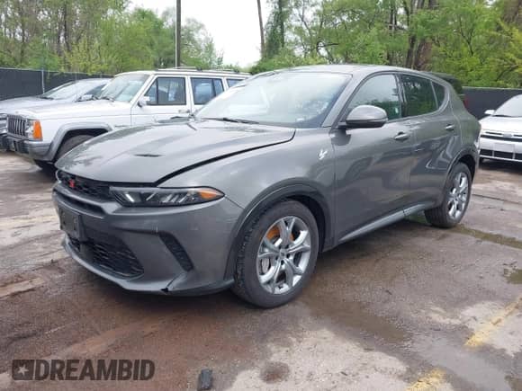 2024 Dodge Hornet R/T z VIN ZACPDFCW9R3A27489, wystawiony jako IAAI lot #42121458 z przebiegiem 29 185 mil mil oraz . Historia ofert i sprzedaży dostępna na DreamBid. Obrazek 17.