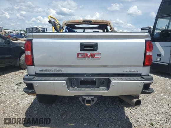 ✅ 2018 GMC Sierra 2500HD Denali • VIN: 1GT12UEY2JF114911 • Lot: 61385685. Wystawiony na Copart z przebiegiem Nie podano. Bezpłatny archiwum sprzedaży aukcyjnych z USA i szczegółowy raport historii pojazdu na DreamBid. Zdjęcie 6.