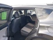 ✅ 2014 Toyota RAV4 LE • VIN: JTMZFREV9EJ005634 • Lot: 43464815. Wystawiony na IAAI z przebiegiem 194 719 mil. Bezpłatny archiwum sprzedaży aukcyjnych z USA i szczegółowy raport historii pojazdu na DreamBid. Zdjęcie 8.