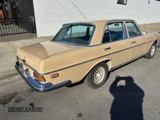 ✅ 1973 Mercedes-Benz 280 • VIN: 10806812019410 • Лот: 50894725. Опубликован ранее на Copart с пробегом 44 712 миль. Бесплатный доступ к архиву аукционных продаж из США и подробный отчёт об истории автомобиля на DreamBid. Изображение 4.