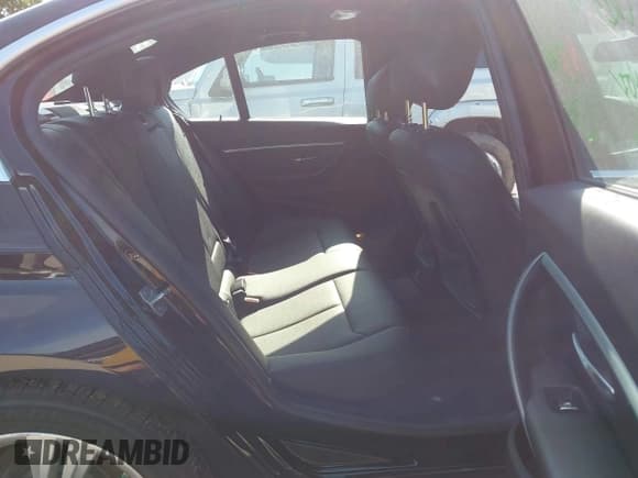 ✅ 2018 BMW 3 Series 330i • VIN: WBA8B9G58JNV00332 • Lot: 43117071. Wystawiony na IAAI z przebiegiem 112 882 mil. Bezpłatny archiwum sprzedaży aukcyjnych z USA i szczegółowy raport historii pojazdu na DreamBid. Zdjęcie 8.