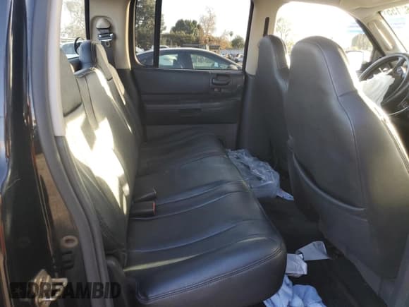 ✅ 2002 Dodge Dakota Sport • VIN: 1B7HG38N82S697439 • Lot: 44282155. Wystawiony na Copart z przebiegiem 239 414 mil. Bezpłatny archiwum sprzedaży aukcyjnych z USA i szczegółowy raport historii pojazdu na DreamBid. Zdjęcie 11.