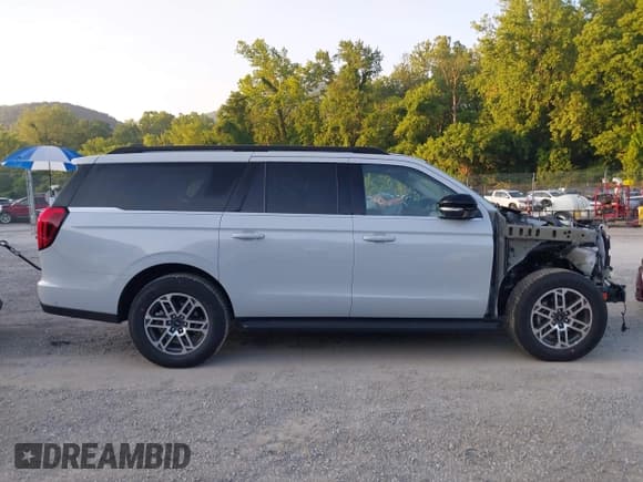 ✅ 2025 Ford Expedition Max Active • VIN: 1FMJK1H81SEA12321 • Lot: 42591967. Wystawiony na IAAI z przebiegiem 4 260 mil. Bezpłatny archiwum sprzedaży aukcyjnych z USA i szczegółowy raport historii pojazdu na DreamBid. Zdjęcie 13.