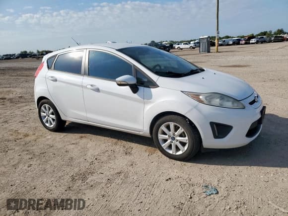✅ 2013 Ford Fiesta SE • VIN: 3FADP4EJXDM118880 • Lot: 82126065. Wystawiony na Copart z przebiegiem 147 015 mil. Bezpłatny archiwum sprzedaży aukcyjnych z USA i szczegółowy raport historii pojazdu na DreamBid. Zdjęcie 4.