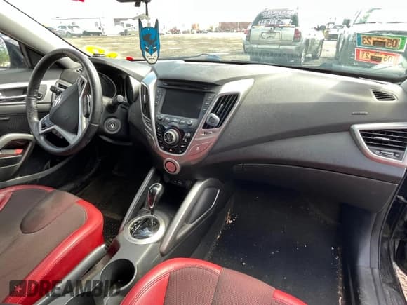 ✅ 2012 Hyundai Veloster w/Red Int • VIN: KMHTC6AD0CU055937 • Lot: 77083384. Wystawiony na Copart z przebiegiem Nie podano. Bezpłatny archiwum sprzedaży aukcyjnych z USA i szczegółowy raport historii pojazdu na DreamBid. Zdjęcie 9.