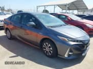 ✅ 2021 Toyota Prius LE • VIN: JTDKAMFP3M3167586 • Lot: 39672661. Wystawiony na IAAI z przebiegiem 42 050 mil. Bezpłatny archiwum sprzedaży aukcyjnych z USA i szczegółowy raport historii pojazdu na DreamBid. Zdjęcie 1.