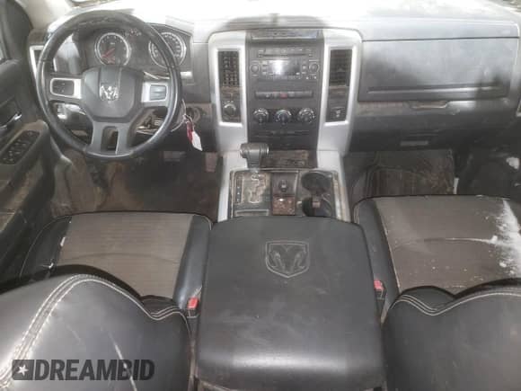 2010 Dodge 1500 Laramie z VIN 1D7RV1GT0AS196998, wystawiony jako Copart lot #45585925 z przebiegiem Nie podano mil oraz Szkoda całkowita • Salvage title. Historia ofert i sprzedaży dostępna na DreamBid. Obrazek 8.