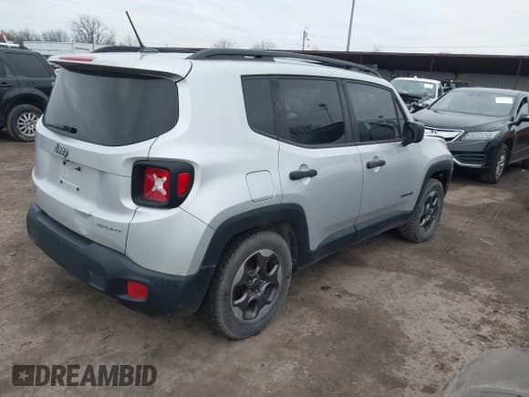 ✅ 2017 Jeep Renegade Sport • VIN: ZACCJAAH3HPF05721 • Lot: 41483463. Wystawiony na IAAI z przebiegiem 86 414 mil. Bezpłatny archiwum sprzedaży aukcyjnych z USA i szczegółowy raport historii pojazdu na DreamBid. Zdjęcie 4.