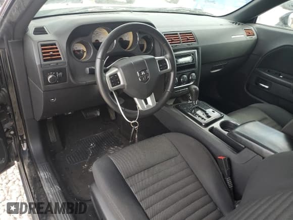 ✅ 2014 Dodge Challenger SXT • VIN: 2C3CDYAG1EH208309 • Lot: 79925444. Wystawiony na Copart z przebiegiem Nie podano. Bezpłatny archiwum sprzedaży aukcyjnych z USA i szczegółowy raport historii pojazdu na DreamBid. Zdjęcie 8.