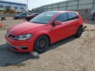 ✅ 2018 Volkswagen Golf S • VIN: 3VWB17AUXJM263754 • Lot: 64782365. Wystawiony na Copart z przebiegiem 38 977 mil. Bezpłatny archiwum sprzedaży aukcyjnych z USA i szczegółowy raport historii pojazdu na DreamBid. Zdjęcie 1.