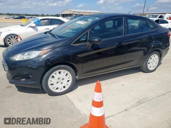 ✅ 2014 Ford Fiesta S • VIN: 3FADP4AJ1EM240440 • Lot: 82131255. Wystawiony na Copart z przebiegiem 198 614 mil. Bezpłatny archiwum sprzedaży aukcyjnych z USA i szczegółowy raport historii pojazdu na DreamBid. Zdjęcie 1.