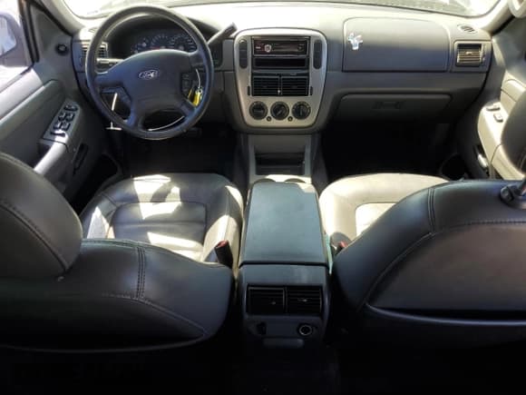 ✅ 2003 Ford Explorer • VIN: 1FMDU83W13ZA84846 • Lot: 56252775. Wystawiony na Copart z przebiegiem 182 402 mil. Bezpłatny archiwum sprzedaży aukcyjnych z USA i szczegółowy raport historii pojazdu na DreamBid. Zdjęcie 8.