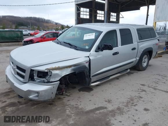 2009 Dodge Dakota z VIN 1D3HW78P99S805984, wystawiony jako IAAI lot #41798436 z przebiegiem 76 880 mil mil oraz . Historia ofert i sprzedaży dostępna na DreamBid. Obrazek 6.