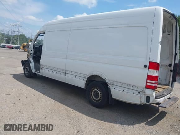✅ 2017 Mercedes-Benz Sprinter Cargo Worker • VIN: WD3PE8CD5HP521290 • Lot: 42981848. Wystawiony na IAAI z przebiegiem Nie podano. Bezpłatny archiwum sprzedaży aukcyjnych z USA i szczegółowy raport historii pojazdu na DreamBid. Zdjęcie 3.