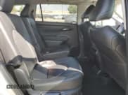 ✅ 2023 Toyota Highlander Hybrid XLE • VIN: 5TDKARAH6PS523822 • Lot: 64971635. Wystawiony na Copart z przebiegiem 51 219 mil. Bezpłatny archiwum sprzedaży aukcyjnych z USA i szczegółowy raport historii pojazdu na DreamBid. Zdjęcie 11.