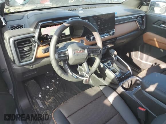 ✅ 2024 GMC Canyon 4WD AT4 • VIN: 1GTP6DEK8R1306627 • Lot: 80921614. Wystawiony na Copart z przebiegiem 6 mil. Bezpłatny archiwum sprzedaży aukcyjnych z USA i szczegółowy raport historii pojazdu na DreamBid. Zdjęcie 8.