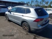 ✅ 2020 Volkswagen Tiguan SE • VIN: 3VV3B7AX4LM058983 • Lot: 43642498. Wystawiony na IAAI z przebiegiem 124 683 mil. Bezpłatny archiwum sprzedaży aukcyjnych z USA i szczegółowy raport historii pojazdu na DreamBid. Zdjęcie 3.