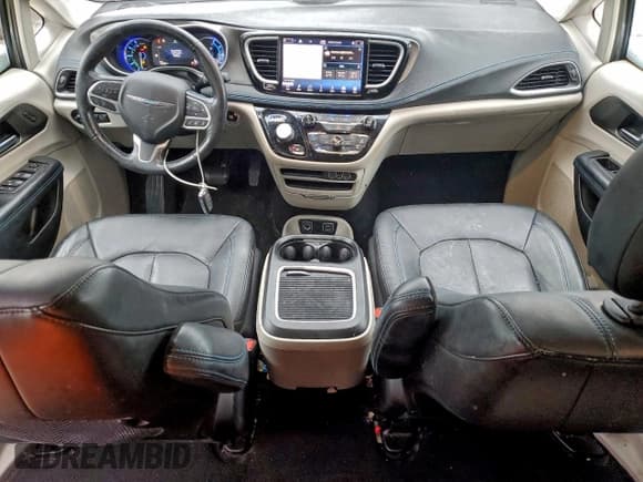 ✅ 2021 Chrysler Pacifica Hybrid Touring L • VIN: 2C4RC1L79MR580700 • Lot: 95197755. Wystawiony na Copart z przebiegiem 101 670 mil. Bezpłatny archiwum sprzedaży aukcyjnych z USA i szczegółowy raport historii pojazdu na DreamBid. Zdjęcie 8.