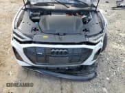 ✅ 2022 Audi e-tron Chronos • VIN: WA1VABGE1NB015127 • Lot: 59771023. Wystawiony na Copart z przebiegiem 12 716 mil. Bezpłatny archiwum sprzedaży aukcyjnych z USA i szczegółowy raport historii pojazdu na DreamBid. Zdjęcie 13.