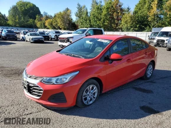 ✅ 2019 Chevrolet Cruze LS • VIN: 1G1BC5SM9K7142136 • Lot: 82136325. Listed on Copart with 53,256 mi. Free auction sales archive from the USA and detailed vehicle history report at DreamBid. Image 1.