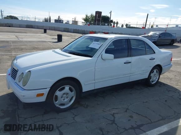 ✅ 1999 Mercedes-Benz E 320 • VIN: WDBJF70H7XA882580 • Lot: 43771803. Wystawiony na IAAI z przebiegiem 123 345 mil. Bezpłatny archiwum sprzedaży aukcyjnych z USA i szczegółowy raport historii pojazdu na DreamBid. Zdjęcie 2.