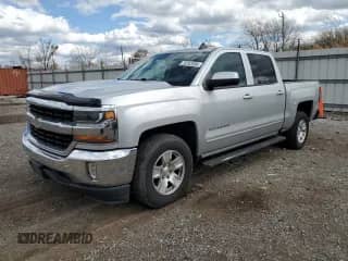 2018 Chevrolet Silverado 1500 LT z VIN 3GCPCREH5JG207585, wystawiony jako Copart lot #53243595 z przebiegiem 106 381 mil mil oraz Szkoda całkowita • Salvage title. Historia ofert i sprzedaży dostępna na DreamBid. Obrazek 1.