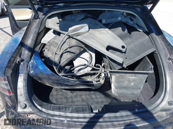 ✅ 2014 Tesla Model S 60 • VIN: 5YJSA1H19EFP60722 • Lot: 41324273. Wystawiony na IAAI z przebiegiem 89 962 mil. Bezpłatny archiwum sprzedaży aukcyjnych z USA i szczegółowy raport historii pojazdu na DreamBid. Zdjęcie 20.