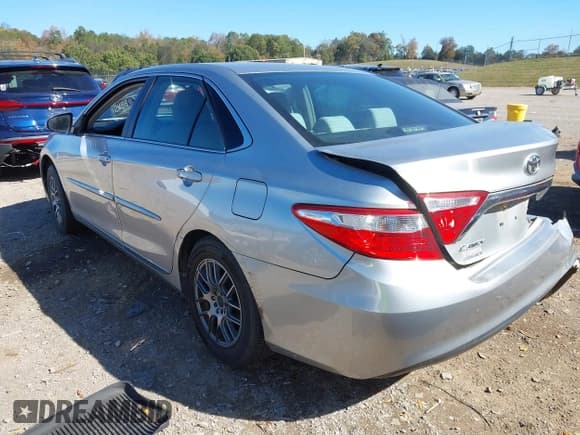 ✅ 2017 Toyota Camry SE • VIN: 4T1BF1FK0HU689835 • Lot: 43516273. Wystawiony na IAAI z przebiegiem 141 357 mil. Bezpłatny archiwum sprzedaży aukcyjnych z USA i szczegółowy raport historii pojazdu na DreamBid. Zdjęcie 3.