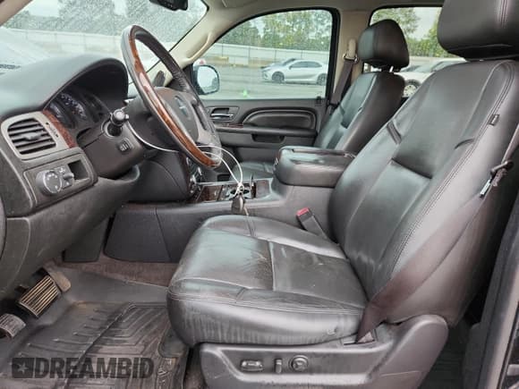 ✅ 2014 GMC Yukon XL Denali • VIN: 1GKS2MEF8ER164451 • Lot: 81793725. Wystawiony na Copart z przebiegiem 144 611 mil. Bezpłatny archiwum sprzedaży aukcyjnych z USA i szczegółowy raport historii pojazdu na DreamBid. Zdjęcie 7.