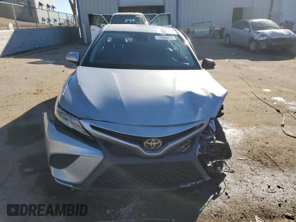 2019 Toyota Camry LE z VIN 4T1B11HK3KU270364, wystawiony jako Copart lot #79498474 z przebiegiem Nie podano mil oraz Szkoda całkowita • Salvage title. Historia ofert i sprzedaży dostępna na DreamBid. Obrazek 5.
