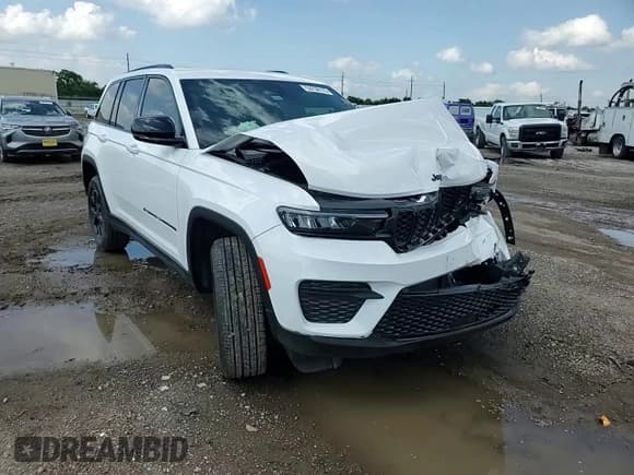 ✅ 2025 Jeep Grand Cherokee Altitude X • VIN: 1C4RJHAG1SC284822 • Lot: 53756115. Listed on Copart with 3,196 mi. Free auction sales archive from the USA and detailed vehicle history report at DreamBid. Image 14.