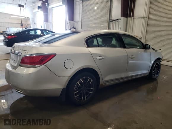 ✅ 2010 Buick LaCrosse • VIN: 1G4GSE5EEVXAF1003 • Lot: 70485595. Wystawiony na Copart z przebiegiem 194 455 mil. Bezpłatny archiwum sprzedaży aukcyjnych z USA i szczegółowy raport historii pojazdu na DreamBid. Zdjęcie 3.