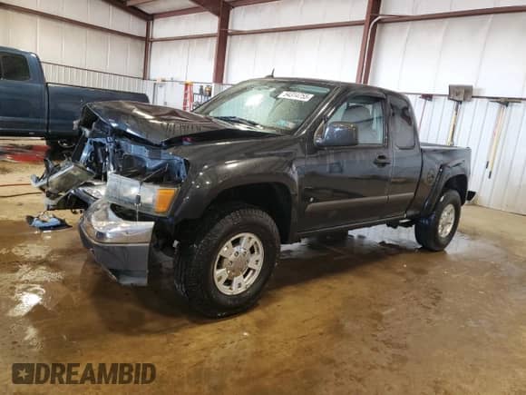 2008 Chevrolet Colorado 2LT z VIN 1GCDT49E188183873, wystawiony jako Copart lot #54314755 z przebiegiem 104 757 mil mil oraz Szkoda całkowita • Salvage title. Historia ofert i sprzedaży dostępna na DreamBid. Obrazek 1.