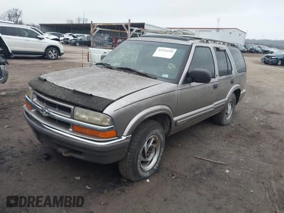 ✅ 2000 Chevrolet Blazer LT • VIN: 1GNDT13WXY2214421 • Lot: 41525220. Wystawiony na IAAI z przebiegiem Nie podano. Bezpłatny archiwum sprzedaży aukcyjnych z USA i szczegółowy raport historii pojazdu na DreamBid. Zdjęcie 2.