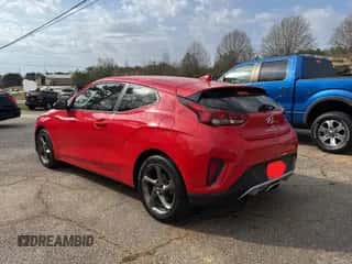 2019 Hyundai Veloster Premium z VIN KMHTG6AF8KU017568, wystawiony jako Copart lot #49526475 z przebiegiem 77 461 mil mil oraz Czysty tytuł • Clean title. Historia ofert i sprzedaży dostępna na DreamBid. Obrazek 3.