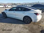 ✅ 2022 Tesla Model 3 • VIN: 5YJ3E1EA7NF122028 • Lot: 89657575. Wystawiony na Copart z przebiegiem 61 817 mil. Bezpłatny archiwum sprzedaży aukcyjnych z USA i szczegółowy raport historii pojazdu na DreamBid. Zdjęcie 2.