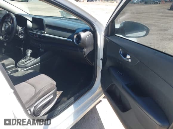 ✅ 2020 Kia Forte LXS • VIN: 3KPF24AD6LE256720 • Lot: 42157228. Wystawiony na IAAI z przebiegiem 135 407 mil. Bezpłatny archiwum sprzedaży aukcyjnych z USA i szczegółowy raport historii pojazdu na DreamBid. Zdjęcie 5.