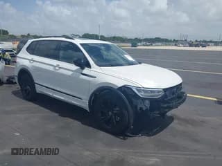 ✅ 2024 Volkswagen Tiguan SE R-Line Black • VIN: 3VVCB7AX5RM172323 • Lot: 42501946. Wystawiony na IAAI z przebiegiem 4 497 mil. Bezpłatny archiwum sprzedaży aukcyjnych z USA i szczegółowy raport historii pojazdu na DreamBid. Zdjęcie 1.