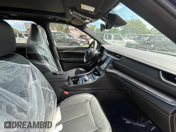 ✅ 2023 Jeep Grand Cherokee Overland • VIN: 1C4RJYD60P8914617 • Lot: 67291685. Wystawiony na Copart z przebiegiem 42 mil. Bezpłatny archiwum sprzedaży aukcyjnych z USA i szczegółowy raport historii pojazdu na DreamBid. Zdjęcie 5.