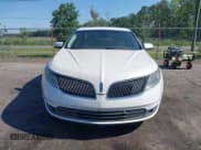 ✅ 2015 Lincoln MKS • VIN: 1LNHL9DK5FG604066 • Lot: 42195334. Wystawiony na IAAI z przebiegiem 156 097 mil. Bezpłatny archiwum sprzedaży aukcyjnych z USA i szczegółowy raport historii pojazdu na DreamBid. Zdjęcie 12.