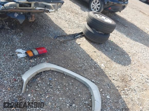 ✅ 2005 Chevrolet Suburban LS • VIN: 1GNEC16Z85J255741 • Lot: 42817907. Listed on IAAI with 383,855 mi. Free auction sales archive from the USA and detailed vehicle history report at DreamBid. Image 12.