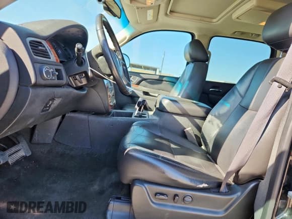 ✅ 2011 Chevrolet Suburban LT • VIN: 1GNSCJE01BR101021 • Lot: 92503235. Wystawiony na Copart z przebiegiem 238 000 mil. Bezpłatny archiwum sprzedaży aukcyjnych z USA i szczegółowy raport historii pojazdu na DreamBid. Zdjęcie 7.