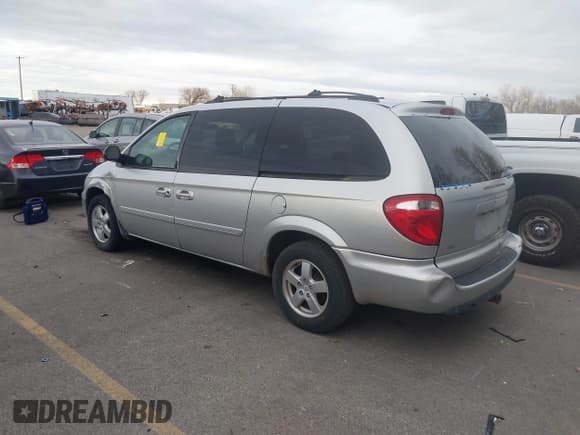 ✅ 2005 Dodge Caravan SXT • VIN: 2D4GP44LX5R335000 • Lot: 43877984. Wystawiony na IAAI z przebiegiem 231 874 mil. Bezpłatny archiwum sprzedaży aukcyjnych z USA i szczegółowy raport historii pojazdu na DreamBid. Zdjęcie 3.